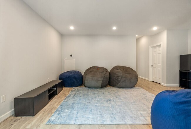 Building Photo - Beautiful Southern Village townhome - Furnished - Mid / Long Term lease options