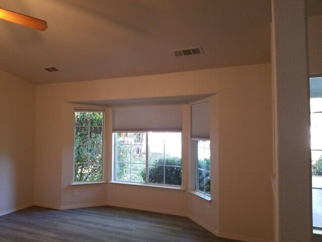 Building Photo - 4 Bedroom Home With Pool!