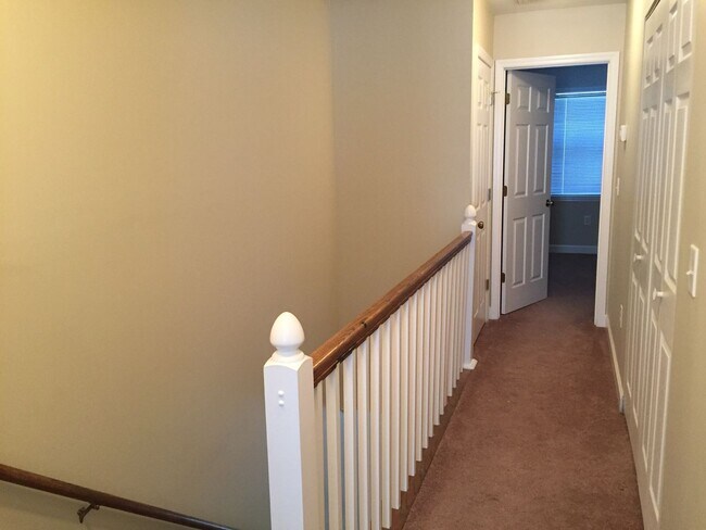 Building Photo - Walk to Beach! Unfurnished, 2 Bedroom, 2.5...