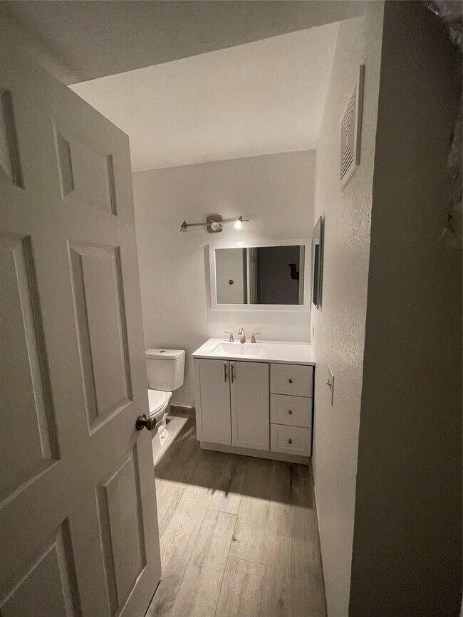 Building Photo - 8100 Geneva Ct