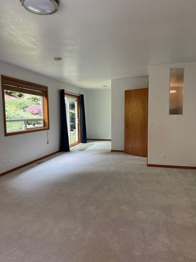 Building Photo - 3 bedroom 2.5 bathroom Home in Lake Steven...