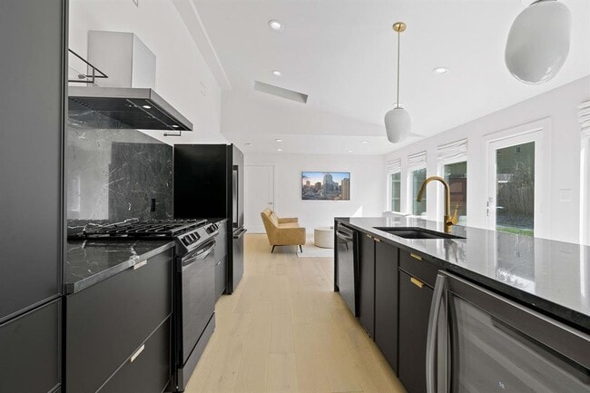 Building Photo - 2418 S 5th St