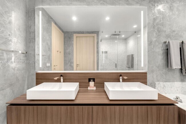 Building Photo - 1000 Brickell Plaza