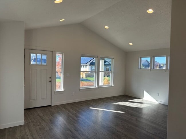 Building Photo - NEWER CONSTRUCTION - 2 BR 1BA Hayden Home ...