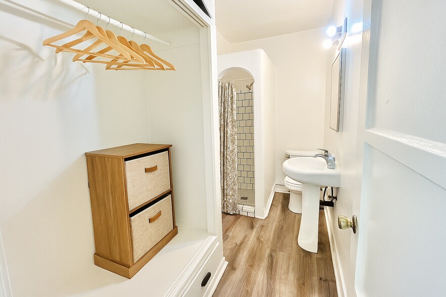 Building Photo - 2608 Normandie Ave