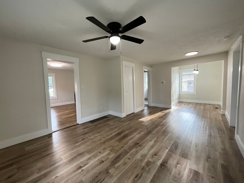 Large Living Room - 123 Chestnut St
