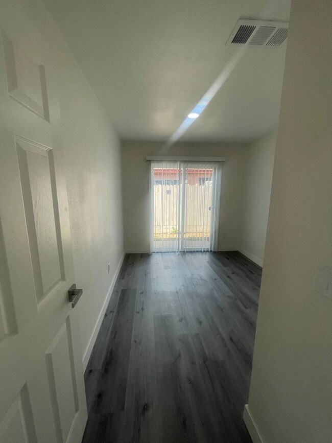Building Photo - 148 E Amador St