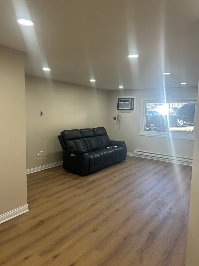 Building Photo - 194 N Waters Edge Dr