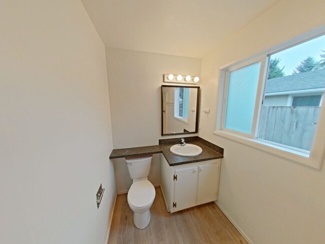 Building Photo - 3 Bedroom Family Home in the Harlow Street Bridge Area