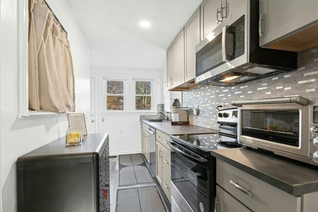 Building Photo - 2 Cross Hwy