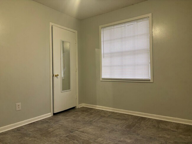 Building Photo - 3160 Bienville Dr