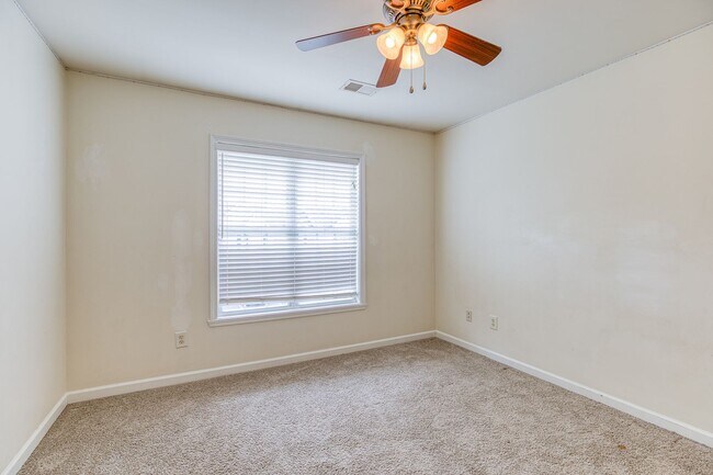 Building Photo - Beautiful 2-Story 3 bedroom and 2.5 townhouse in High Point, off Skeet Club Rd and Eastchester
