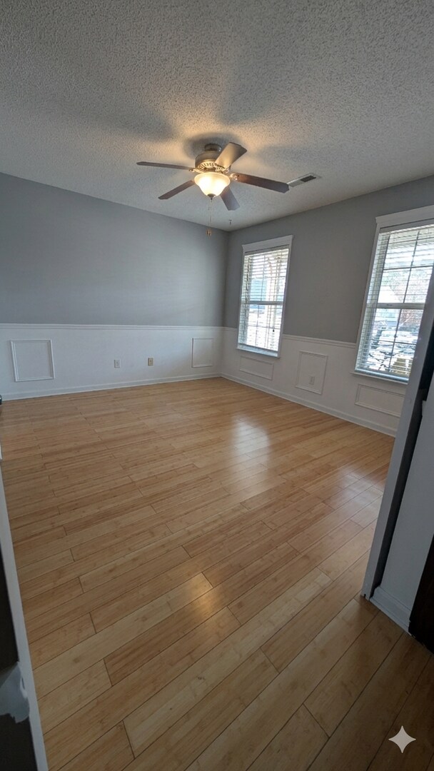 Building Photo - Fantastic Location & Price