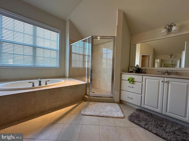 Building Photo - 124 Odyssey Dr