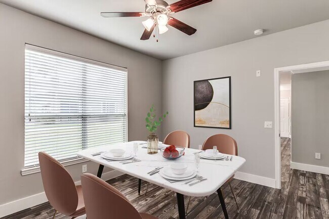 Building Photo - Stylish Living with 1 Month Free Rent!