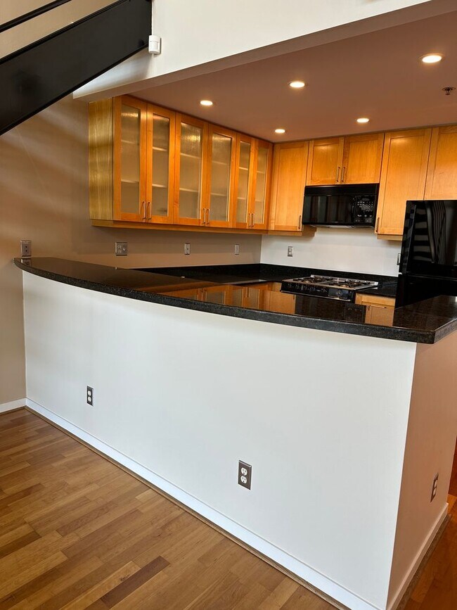 Building Photo - SPACIOUS 1-Bedroom 1.5 bath Live/Work loft...