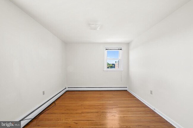 Building Photo - 2042 Faunce St