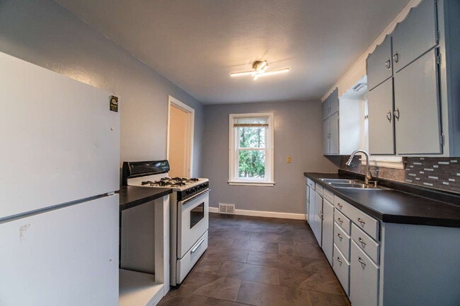 Building Photo - Updated Efficiency Apartment with Modern Kitchen & Bath – Pets Welcome!