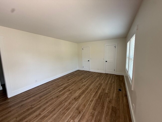 Building Photo - 2128 Sharondale Dr
