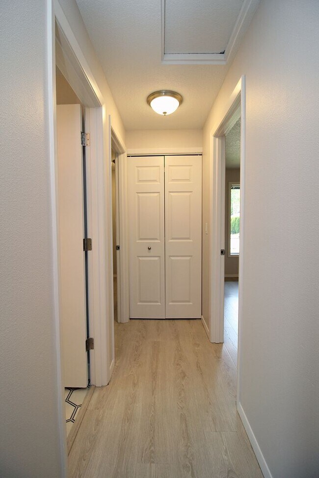 Building Photo - Freshly Remodeled Sprawling 3 Bed, 2 Bath ...