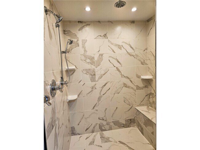 Building Photo - 1315 Peninsula Dr