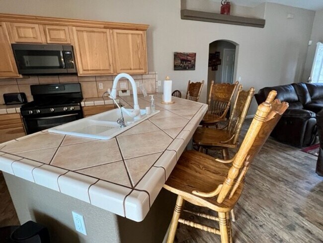 Building Photo - 3 BR LUXE Home-Walk to Colorado River, Golf & near Rotary Park.