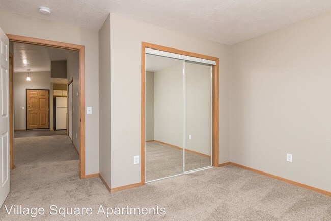 Building Photo - 1915 S Village Square Cir