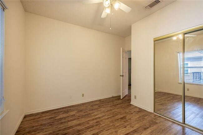 Building Photo - 2414 Longview St