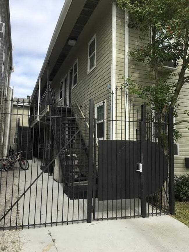 Building Photo - 2309 Baronne St