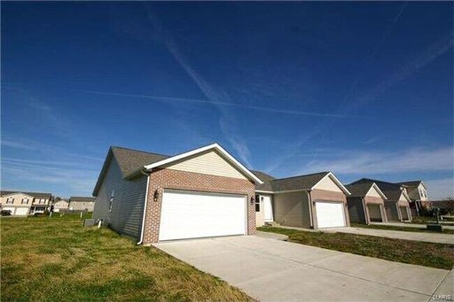 Building Photo - 2 bed 2 bth duplex- available now