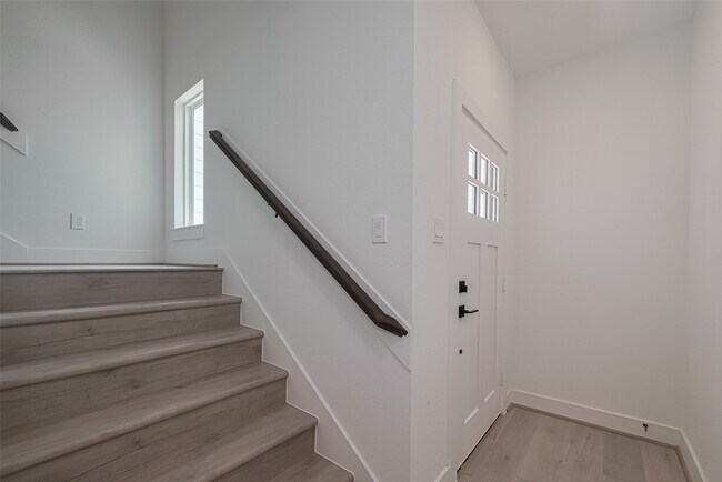 Building Photo - 1348 W 24th St