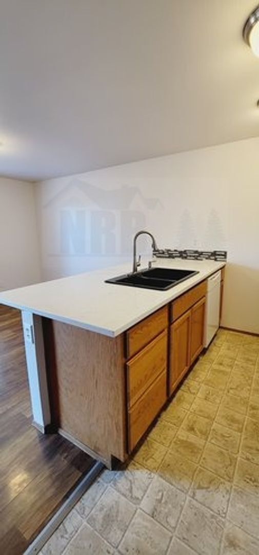 Building Photo - Newly Updated Townhouse in Tacoma! $500.00...