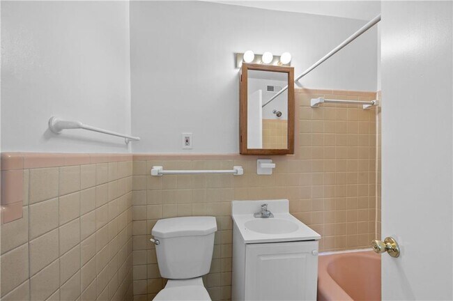 Building Photo - 11 Peachtree Hills Ave NE