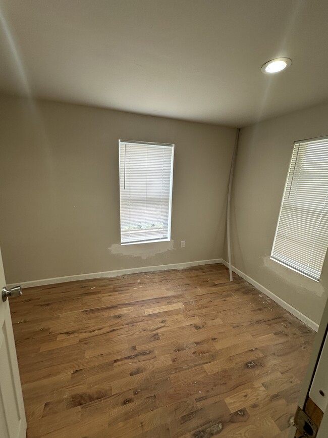 Building Photo - 419 S Morton Ave