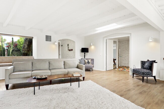 Building Photo - 261 Cordoba Way