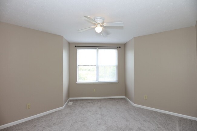 Building Photo - Large 5 Bedroom Westfield Home!