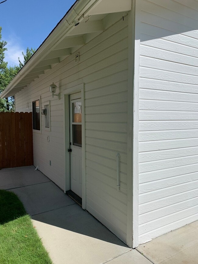 Building Photo - Studio