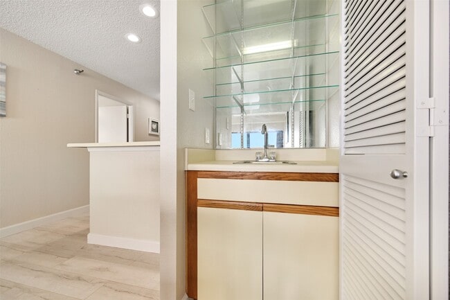 Building Photo - 7700 Seawall Blvd