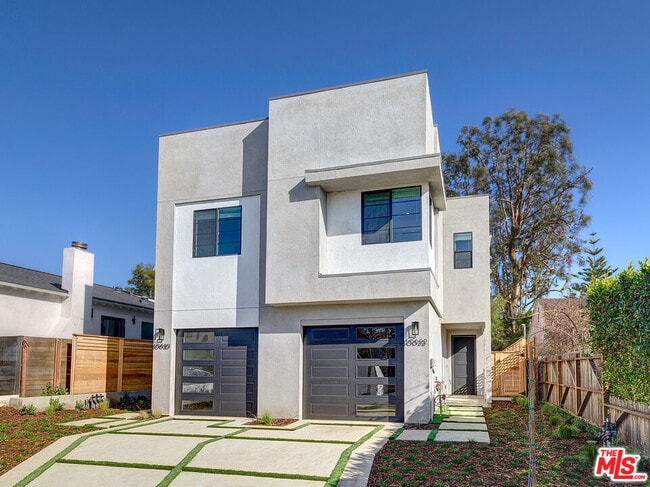 Building Photo - 10622 Ayres Ave