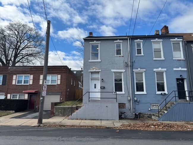 Building Photo - Beautiful 3 Bedroom Home with a Bonus Room in Lancaster City!