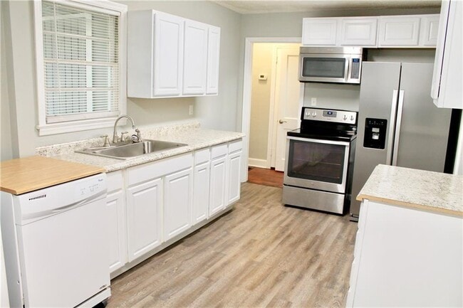Building Photo - 3325 Kemble Ave