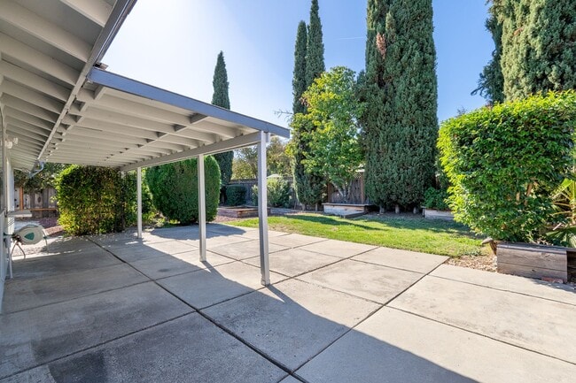 Building Photo - 3 Bedroom Home in Great Gilroy Location!