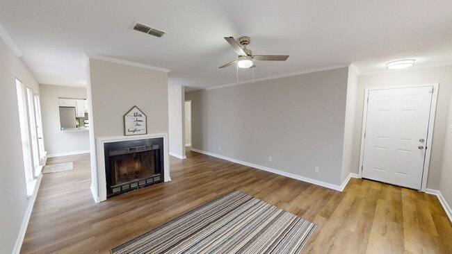Building Photo - Updated 3/2 with Granite Counters and Stai...