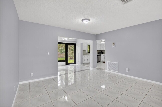 Building Photo - "Spacious 2-Bed, 2-Bath Boynton Beach Gem with Modern Granite Elegance – 1400 Sq Ft!"