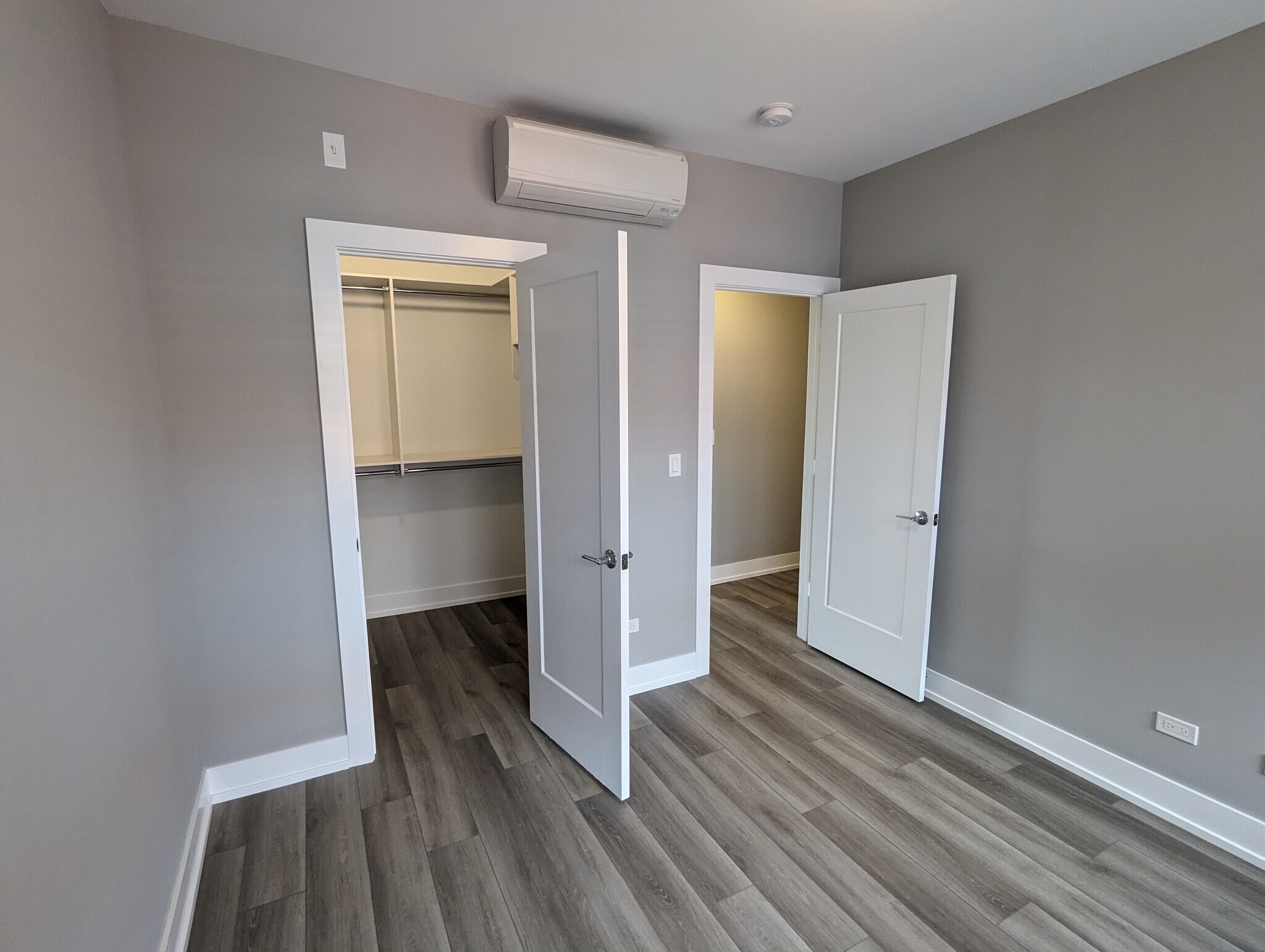 Building Photo - 3935 N Janssen Ave