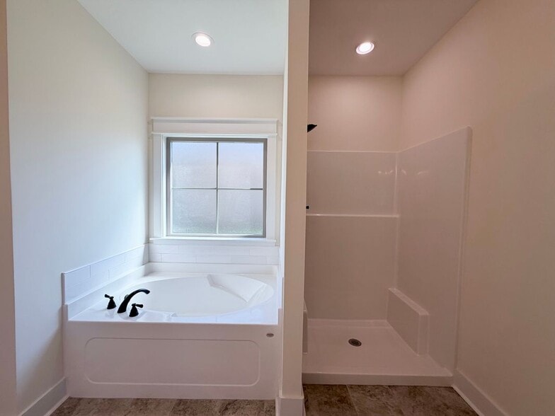 Building Photo - 609 Bristleleaf Path