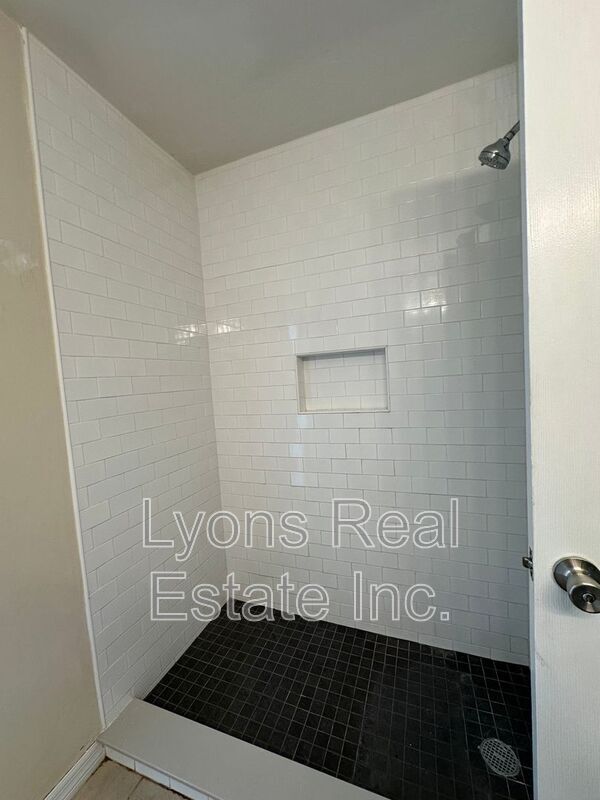 Building Photo - 8397 Bahamas Rd