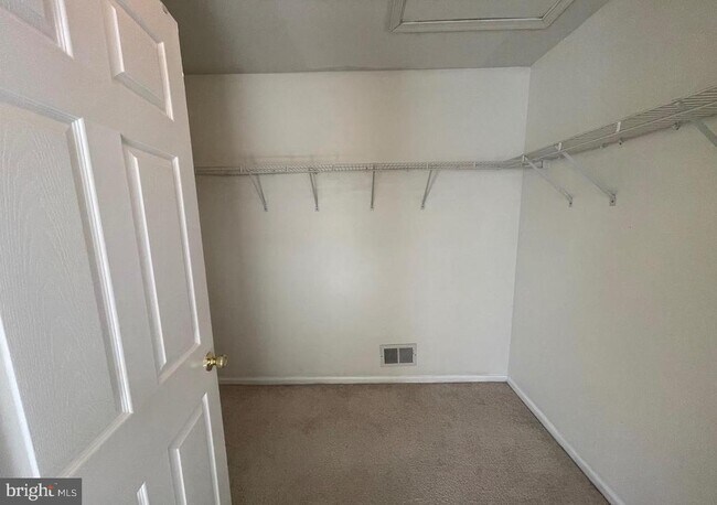 Building Photo - 127 Tulip Ln