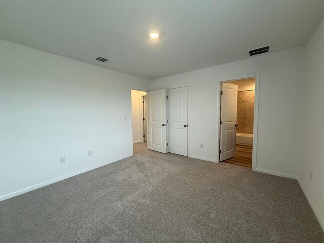 Building Photo - 5800 Beverly Pr Rd