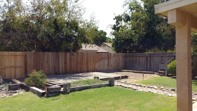 Building Photo - Big backyard on this NW home, Central Unif...
